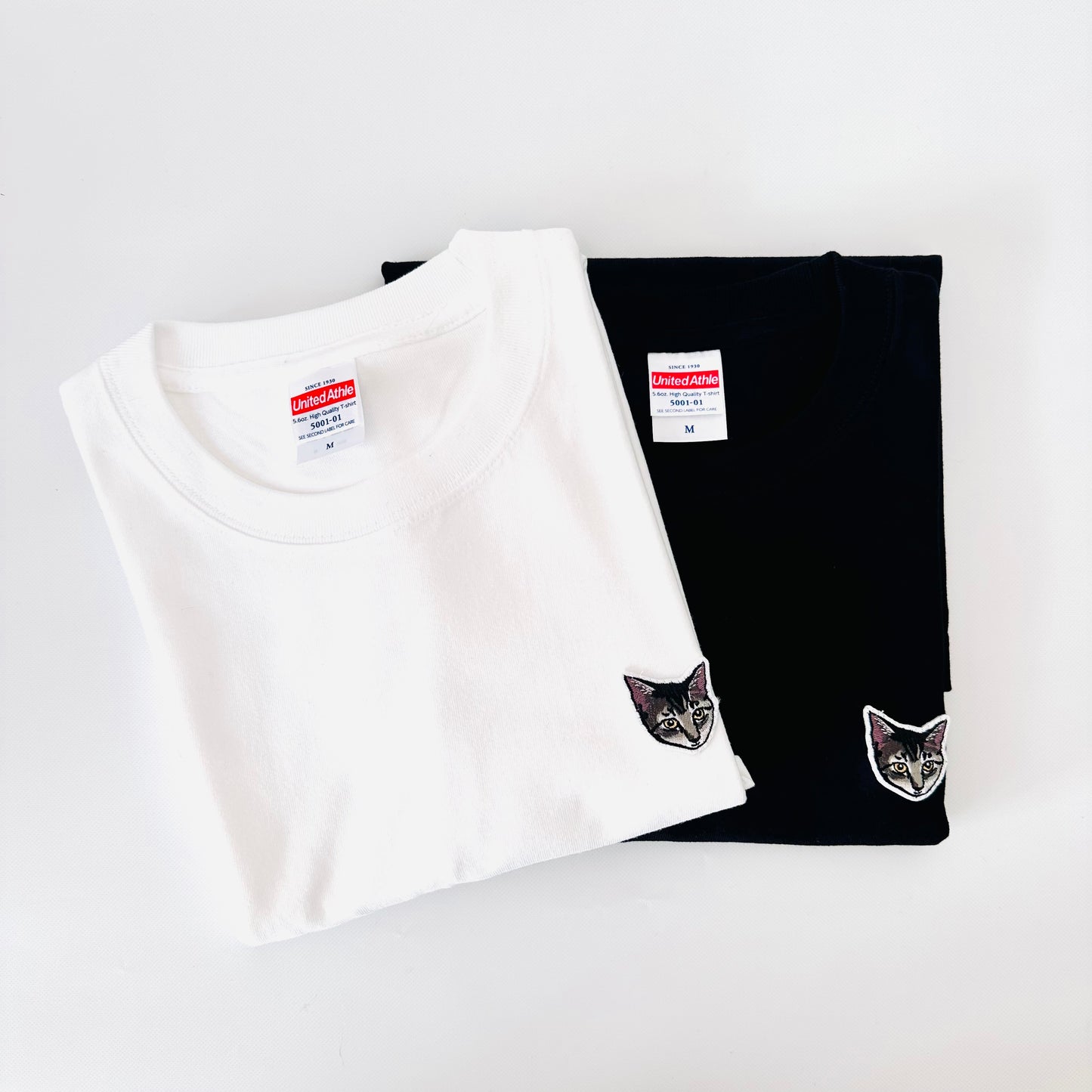 猫の刺繍ワッペンがついたホワイトTシャツ