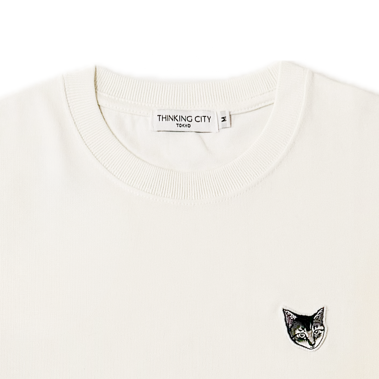 猫の刺繍ワッペンがついた長袖Tシャツ